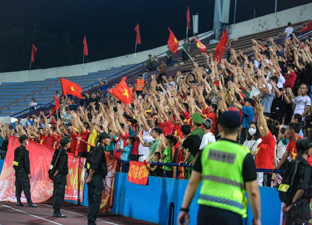 Hình ảnh cực đẹp của U23 Việt Nam, cúi đầu chào ban huấn luyện đội đối thủ sau trận đấu - Ảnh 11.