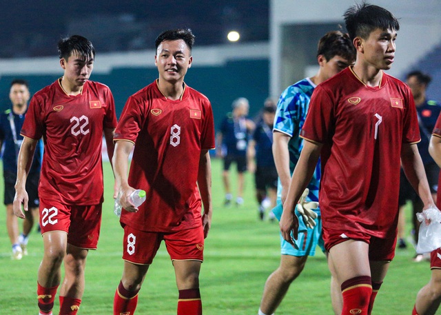 Hình ảnh cực đẹp của U23 Việt Nam, cúi đầu chào ban huấn luyện đội đối thủ sau trận đấu - Ảnh 12.