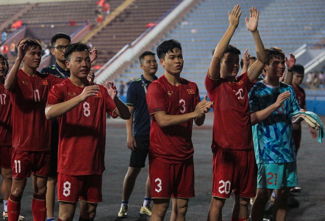 Hình ảnh cực đẹp của U23 Việt Nam, cúi đầu chào ban huấn luyện đội đối thủ sau trận đấu - Ảnh 13.
