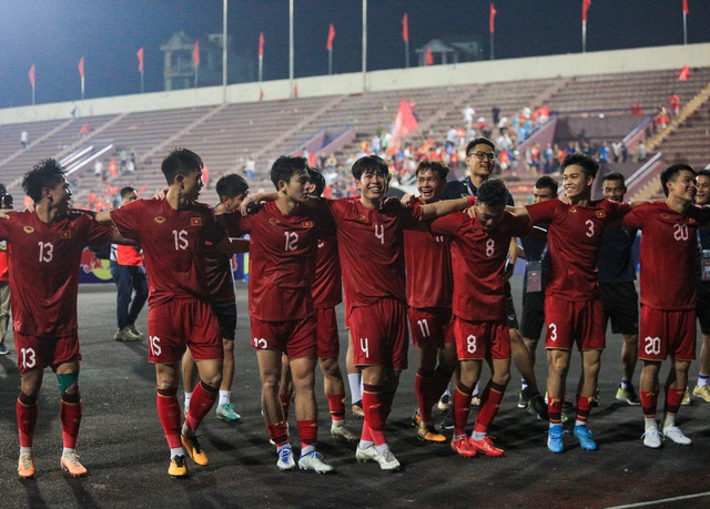 Hình ảnh cực đẹp của U23 Việt Nam, cúi đầu chào ban huấn luyện đội đối thủ sau trận đấu - Ảnh 14.
