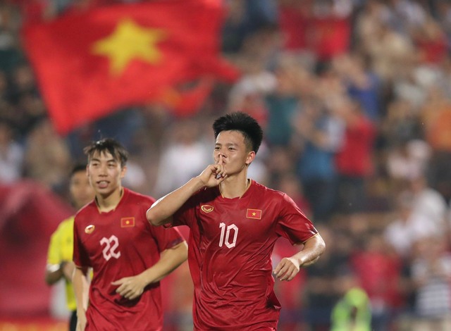 HLV Troussier tiết lộ bước ngoặt quan trọng, mở màn cho trận thắng tưng bừng của U23 Việt Nam - Ảnh 2.