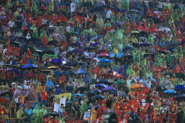 Hàng ngàn người hâm mộ đội mưa cổ vũ U23 Việt Nam thi đấu ở U23 châu Á - Ảnh 2.