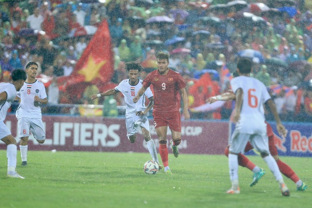 Hàng ngàn người hâm mộ đội mưa cổ vũ U23 Việt Nam thi đấu ở U23 châu Á - Ảnh 10.