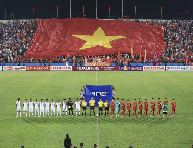 Hàng ngàn người hâm mộ đội mưa cổ vũ U23 Việt Nam thi đấu ở U23 châu Á - Ảnh 8.