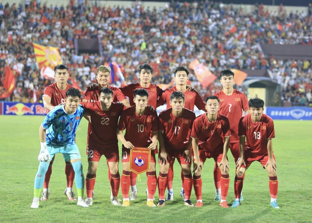 Hàng ngàn người hâm mộ đội mưa cổ vũ U23 Việt Nam thi đấu ở U23 châu Á - Ảnh 9.