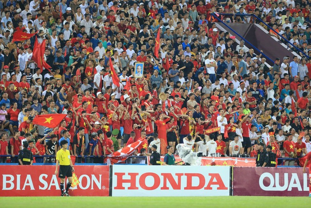 Hàng ngàn người hâm mộ đội mưa cổ vũ U23 Việt Nam thi đấu ở U23 châu Á - Ảnh 3.