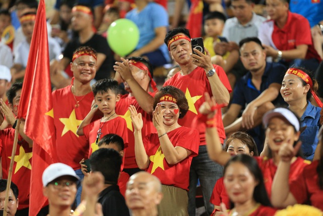 Hàng ngàn người hâm mộ đội mưa cổ vũ U23 Việt Nam thi đấu ở U23 châu Á - Ảnh 6.