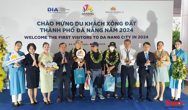 Đà Nẵng tấp nập chào đón du khách nội địa và quốc tế dịp Tết Dương lịch 2024 - Ảnh 2.