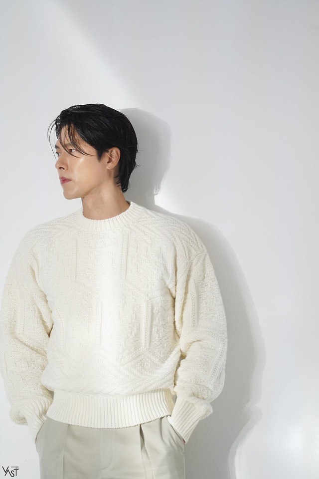 Hyun Bin tái xuất với bộ ảnh đầu năm mới, ngoại hình sau thời gian &quot;ở ẩn&quot; chăm con khiến công chúng xuýt xoa - Ảnh 5.