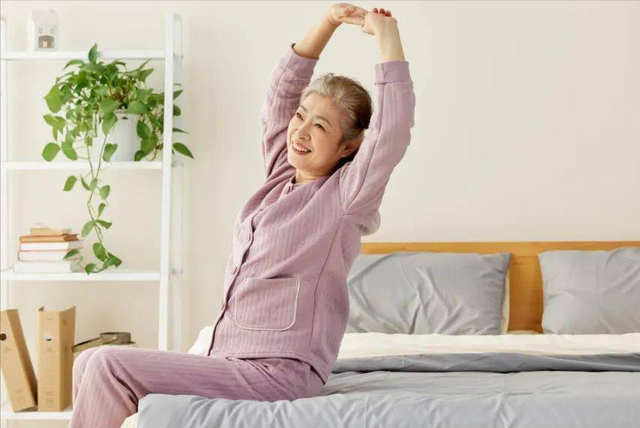 Trên 55 tuổi, nếu có 5 biểu hiện này sau khi thức dậy buổi sáng thì chứng tỏ bạn có 1 cơ thể khỏe mạnh và tuổi thọ tốt - Ảnh 2.