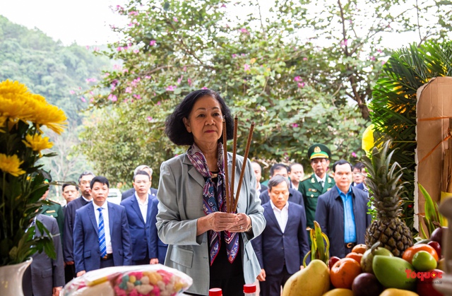 Bà Trương Thị Mai thăm và tặng quà cho người dân ở khu vực biên giới tại tỉnh Quảng Bình - Ảnh 1.