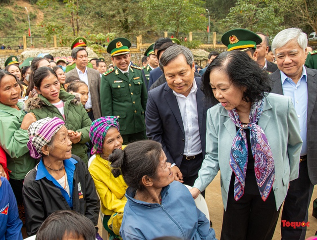 Bà Trương Thị Mai thăm và tặng quà cho người dân ở khu vực biên giới tại tỉnh Quảng Bình - Ảnh 3.