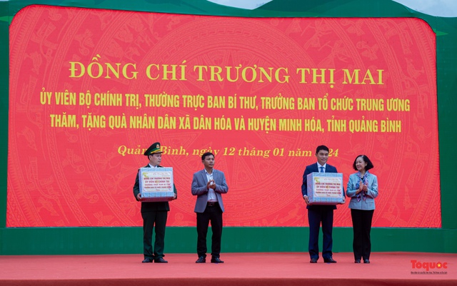 Bà Trương Thị Mai thăm và tặng quà cho người dân ở khu vực biên giới tại tỉnh Quảng Bình - Ảnh 4.