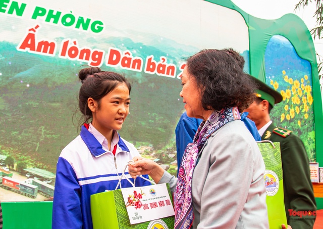 Bà Trương Thị Mai thăm và tặng quà cho người dân ở khu vực biên giới tại tỉnh Quảng Bình - Ảnh 5.