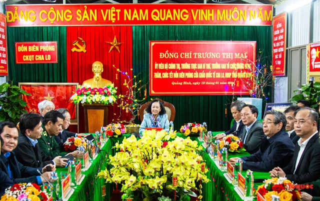 Bà Trương Thị Mai thăm và tặng quà cho người dân ở khu vực biên giới tại tỉnh Quảng Bình - Ảnh 9.