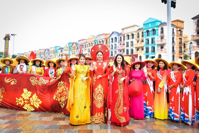 3.000 phụ nữ mặc áo dài xếp hình rồng chào Xuân Giáp Thìn 2024 - Ảnh 2.