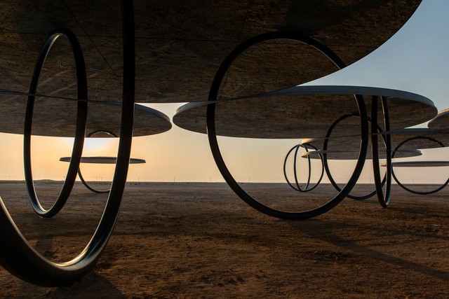Qatar lưu giữ những tấm gương hiện hữu trên sa mạc trong không gian nghệ thuật sắp đặt - Ảnh 1.