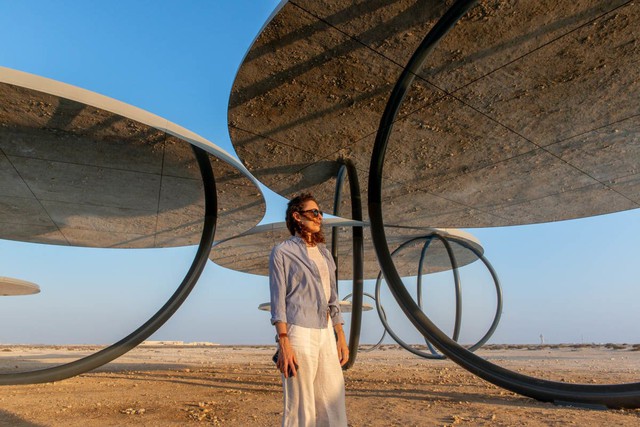 Qatar lưu giữ những tấm gương hiện hữu trên sa mạc trong không gian nghệ thuật sắp đặt - Ảnh 2.