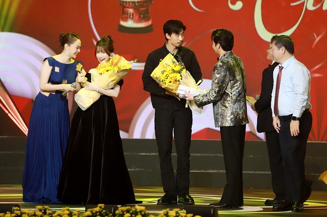 Hòa Minzy lần đầu nhận giải Mai Vàng, phát biểu xúc động khi nhắc đến bé Bo - Ảnh 1.