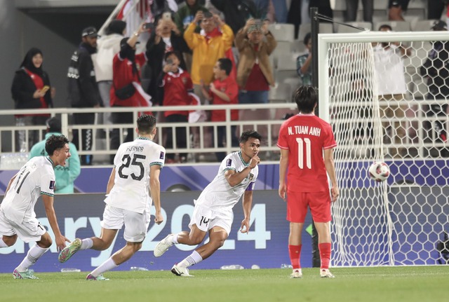 Tuấn Anh ghé tai mách nước cho Nguyễn Filip, nhưng vẫn phải ngậm nùi nhìn đối thủ có bàn thắng nhờ penalty - Ảnh 6.