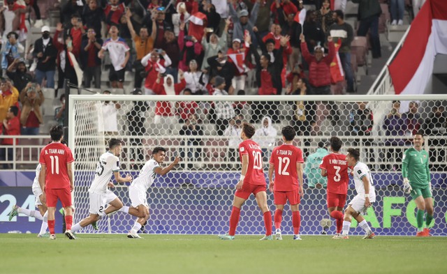 Tuấn Anh ghé tai mách nước cho Nguyễn Filip, nhưng vẫn phải ngậm nùi nhìn đối thủ có bàn thắng nhờ penalty - Ảnh 5.