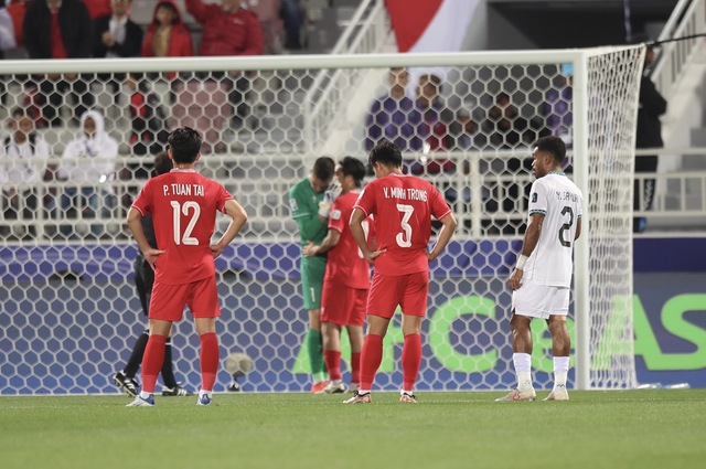 Tuấn Anh ghé tai mách nước cho Nguyễn Filip, nhưng vẫn phải ngậm nùi nhìn đối thủ có bàn thắng nhờ penalty - Ảnh 2.
