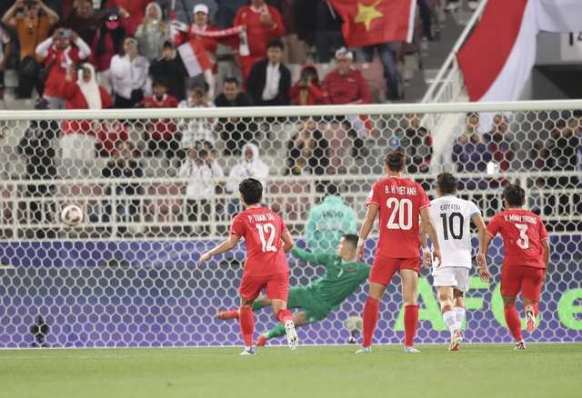 Tuấn Anh ghé tai mách nước cho Nguyễn Filip, nhưng vẫn phải ngậm nùi nhìn đối thủ có bàn thắng nhờ penalty - Ảnh 4.