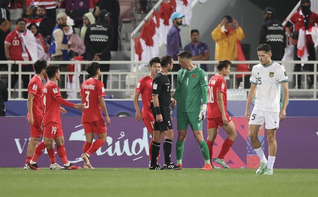 Tuấn Anh ghé tai mách nước cho Nguyễn Filip, nhưng vẫn phải ngậm nùi nhìn đối thủ có bàn thắng nhờ penalty - Ảnh 1.