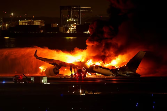 Chùm ảnh hiện trường vụ cháy máy bay chở gần 400 người tại Nhật - Ảnh 1.