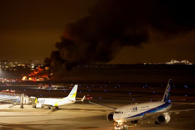 Chùm ảnh hiện trường vụ cháy máy bay chở gần 400 người tại Nhật - Ảnh 6.