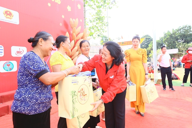 Tết đồng bào 2024 tặng 500 suất quà Tết cho các hộ nghèo ở Sơn La - Ảnh 2.
