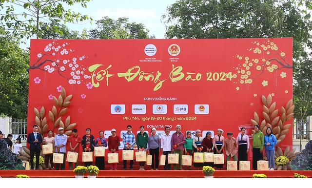 Tết đồng bào 2024 tặng 500 suất quà Tết cho các hộ nghèo ở Sơn La - Ảnh 3.