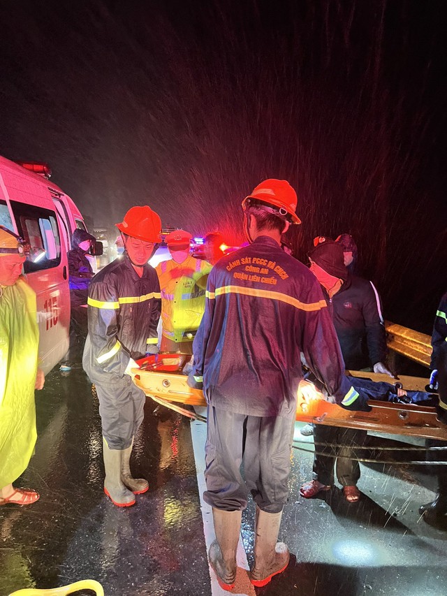 Xe khách lao xuống vực ở cao tốc La Sơn – Túy Loan, nhiều người thương vong - Ảnh 5.