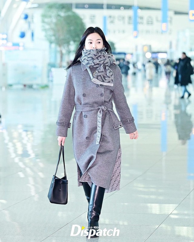Song Hye Kyo đẹp tỏa sáng tại sân bay sang Pháp, mặt mộc chuẩn &quot;nữ thần&quot; ở tuổi 42 khiến công chúng xuýt xoa - Ảnh 3.