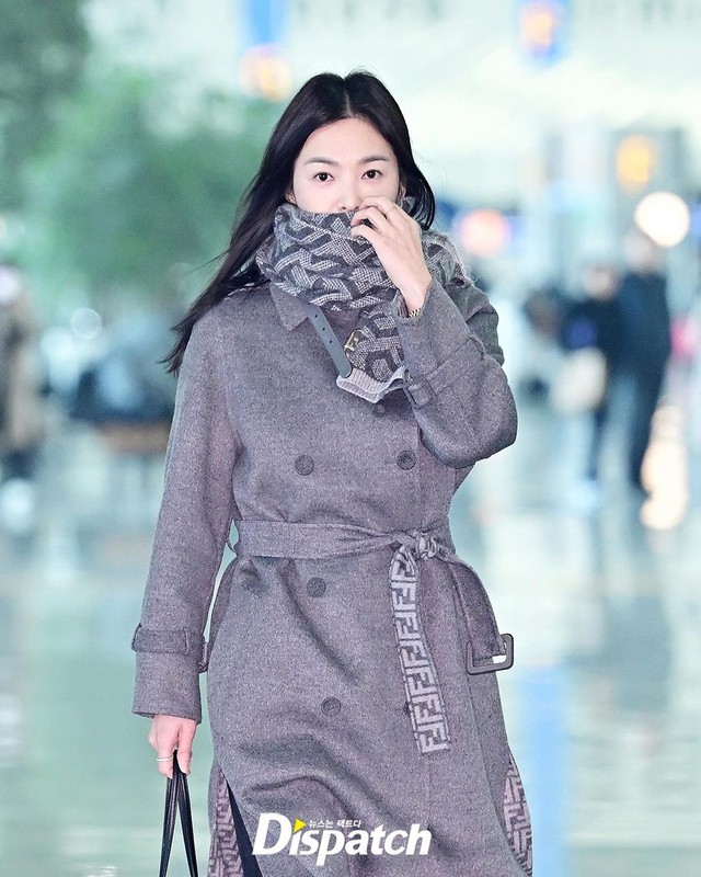 Song Hye Kyo đẹp tỏa sáng tại sân bay sang Pháp, mặt mộc chuẩn &quot;nữ thần&quot; ở tuổi 42 khiến công chúng xuýt xoa - Ảnh 2.