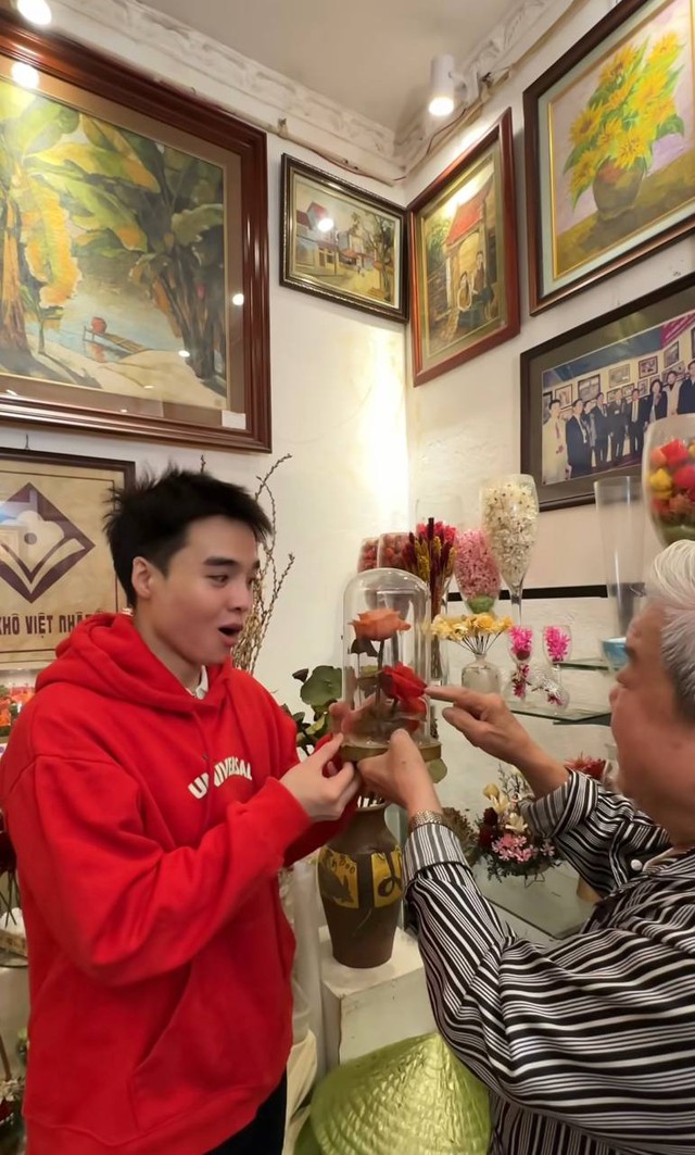 Cháu ngoại tiết lộ căn phòng &quot;ngàn đô&quot;của nghệ nhân ở Hà Nội, là người đầu tiên làm tranh bằng hoa khô trên thế giới - Ảnh 3.
