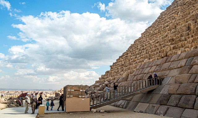 Dự án cải tạo kim tự tháp Ai Cập gây tranh cãi - Ảnh 1.