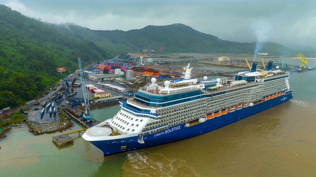 Thừa Thiên Huế đón chuyến tàu du lịch đầu tiên bằng đường hàng hải năm 2024 - Ảnh 1.