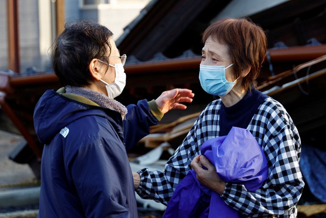 Hình ảnh tại Nhật Bản khiến nhiều người quặn thắt: Người dân chia nhau từng nắm cơm, cùng chống chọi với sự tàn khốc của thảm họa - Ảnh 5.