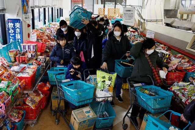 Hình ảnh tại Nhật Bản khiến nhiều người quặn thắt: Người dân chia nhau từng nắm cơm, cùng chống chọi với sự tàn khốc của thảm họa - Ảnh 2.