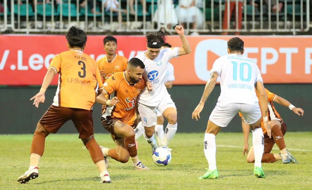 Vòng 3 V-League 2024/25: CAHN cắt chuỗi trận không thắng, HAGL tiếp tục giữ ngôi đầu - Ảnh 1.