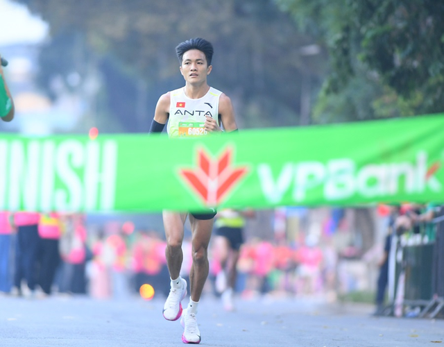 Á quân SEA Games 32 về nhất tại giải Marathon quốc tế Hà Nội 2024 - Ảnh 1.