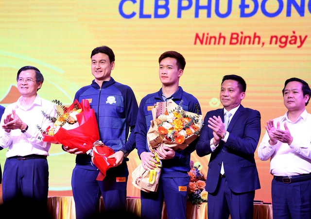 Văn Lâm, Hoàng Đức cùng CLB Phù Đổng Ninh Bình ủng hộ 3 tỷ đồng chung tay xóa nhà tạm, nhà dột nát trên phạm vi cả nước - Ảnh 1.