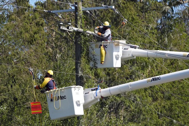 Người dân Florida trở lại cuộc sống bình thường sau bão - Ảnh 1.