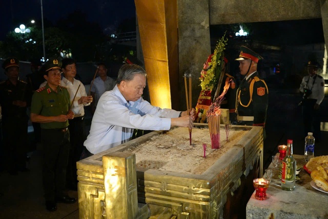 Tổng Bí thư, Chủ tịch nước Tô Lâm dâng hương, tri ân các anh hùng liệt sỹ tại Quảng Trị - Ảnh 4.