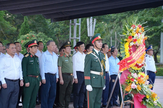 Tổng Bí thư, Chủ tịch nước Tô Lâm dâng hương, tri ân các anh hùng liệt sỹ tại Quảng Trị - Ảnh 1.