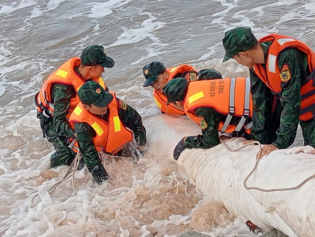 Đảm bảo an toàn cho người dân và du khách trước tình trạng sạt lở bờ biển tại Thừa Thiên Huế - Ảnh 3.