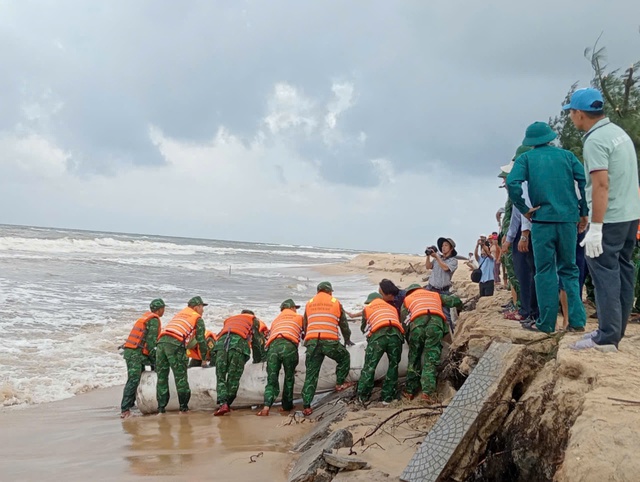 Đảm bảo an toàn cho người dân và du khách trước tình trạng sạt lở bờ biển tại Thừa Thiên Huế - Ảnh 2.