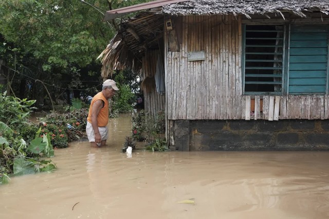 Philippines bị ngập nặng trước khi bão Trami đổ bộ - Ảnh 1.