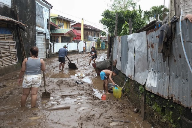 Philippines bị ngập nặng trước khi bão Trami đổ bộ - Ảnh 2.